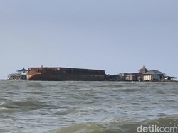 Tongkang Nyasar ke Permukiman di Demak Dievakuasi Usai Sepekan Terdampar