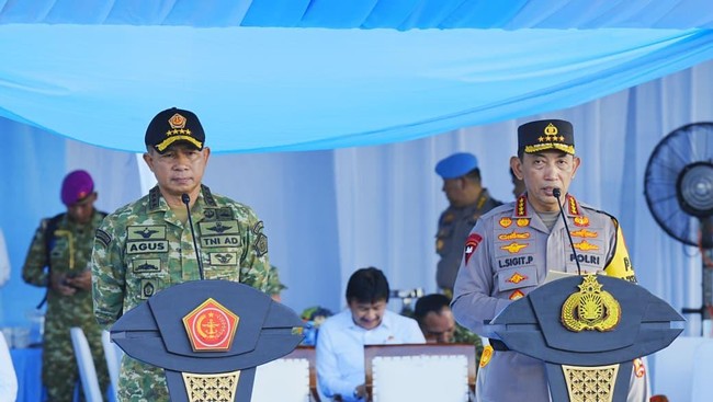 Kapolri Jenderal Listyo Sigit Prabowo bersama Panglima TNI Jenderal Agus Subiyanto memimpin Apel Gelar Pasukan Operasi Ketupat 2026 di Monas, Jakarta, Kamis (12/3/2026). Apel ini menandai kesiapan negara dalam mengamankan arus mudik dan arus balik Le