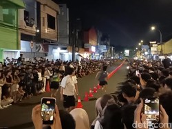 Keseruan Ajang Balap Lumpat di Tengah Malam Kota Tasikmalaya