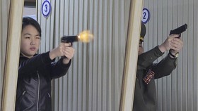 FOTO: Anak Kim Jong Un Pamer Skill Menembak Pakai Pistol