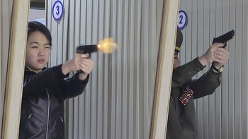 FOTO: Anak Kim Jong Un Pamer Skill Menembak Pakai Pistol