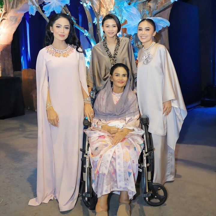 <p>Ia pun menuliskan caption yang mengungkap rasa syukur atas kebersamaan ini, Bunda. &ldquo;Bersyukur atas kehangatan keluarga di bulan Ramadhan ini. Di antara doa, tawa, dan berbuka puasa bersama, kita diingatkan bahwa berkah terindah adalah sekadar bersama. Alhamdulillah,&rdquo; tulis Krisdayanti, dikutip dari laman Instagram <em>@krisdayantilemos</em>, Kamis (12/3/2026).&nbsp;(Foto: Instagram @krisdayantilemos)</p>