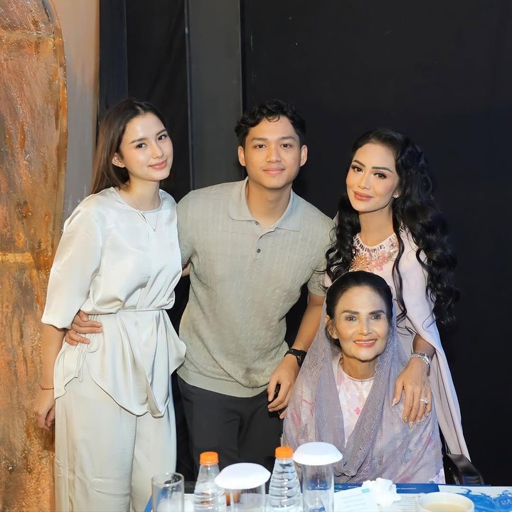 <p>Salah satu yang mencuri perhatian dari <em>postingan</em> ini adalah kehadiran Sarah Menzel yang kini menjadi calon mantu sang penyanyi. Mereka pun tak lupa mengabadikan foto bersama, Bunda.&nbsp;(Foto: Instagram @krisdayantilemos)</p>