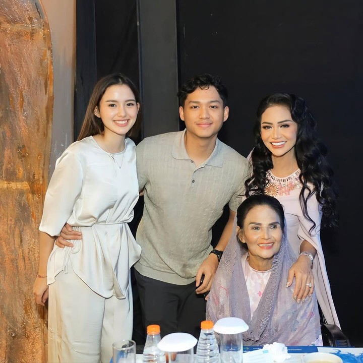 <p>Momen itu diketahui langsung melalui beberapa foto yang diunggah di akun Instagram pribadinya. Dalam unggahan tersebut, Krisdayanti terlihat mengabadikan foto bersama keluarga tercinta, termasuk sang putra Azriel Hermansyah.&nbsp;(Foto: Instagram @krisdayantilemos)</p>