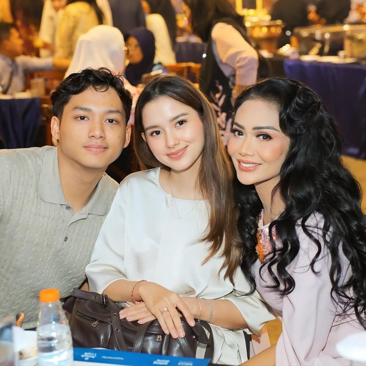 <p>Foto tersebut langsung mencuri perhatian publik. Tak sedikit warganet yang terpesona dengan paras cantik kekasih Azriel ini. &ldquo;Miiii, calon mantunya cantik banget MasyaAllah,&rdquo; tulis akun<em> @windalst****. </em>&ldquo;Kesayangan, mimi mantunya cantik sekali,&rdquo; tulis akun <em>@rah.madi</em>****.&nbsp;(Foto: Instagram @krisdayantilemos)</p>