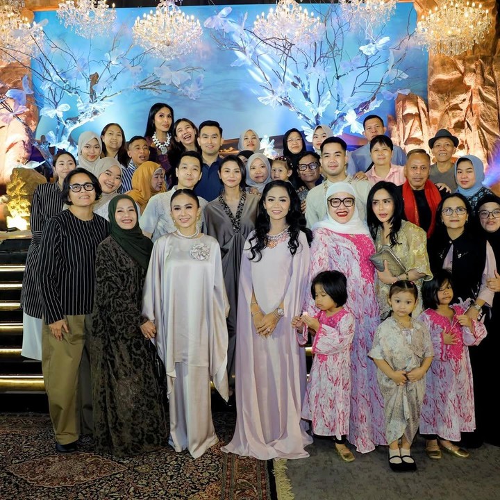 <p>Bulan Ramadhan menjadi waktu yang tepat untuk mempererat kebersamaan melalui acara buka puasa bersama keluarga besar. Suasana hangat tersebut belum lama ini juga dinikmati oleh penyanyi Krisdayanti. (Foto: Instagram @krisdayantilemos)</p>