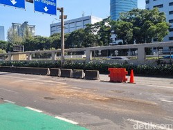 Truk Terguling di Depan DPR Sudah Dievakuasi, Ceceran Solar Ditutup Pasir