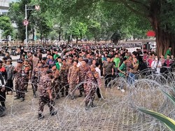 Massa Banser Datangi KPK Saat Eks Menag Yaqut Masih Diperiksa