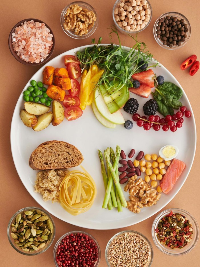 Memerhatikan apa yang dikonsumsi. Mengurangi gula, makan makanan utuh perlu diterapkan untuk mengurangi lemak perut.