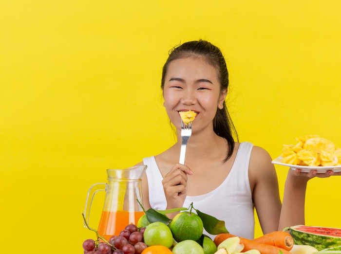 Mengonsumsi buah dan sayuran bersamaan juga bukan ide bagus walaupun sama-sama sehat. Dampaknya adalah gula pada buah bisa menghambat pencernaan sayuran.