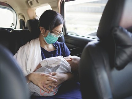 Posisi Menyusui Bayi yang Aman di Perjalanan Mudik