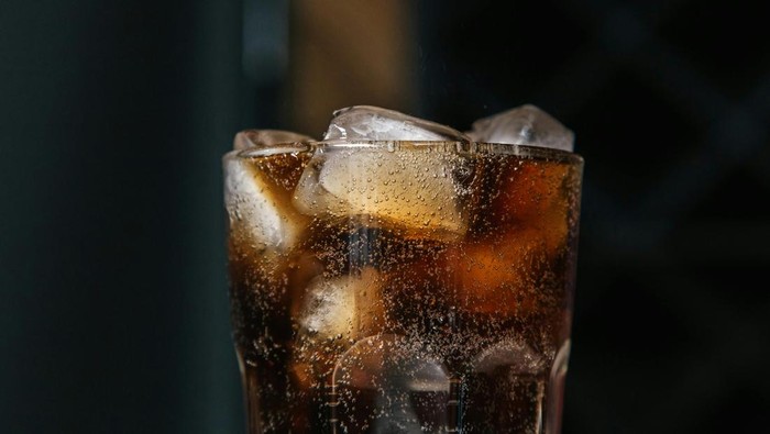 Minuman berkarbonasi seperti soda perlu dihindari karena mengandung kadar gula yang tinggi.