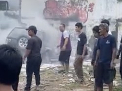 Duh! Mobil Terbakar Gara-gara Bocil Bakar Kertas