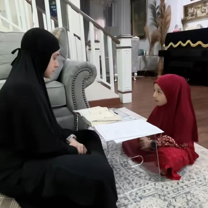 <p>Bukan rahasia lagi kalau Fairuz dikenal sebagai Bunda yang sangat peduli dengan pendidikan agama anak-anaknya. Seperti pada momen ini, Fairuz terlihat menemani putrinya, Queen Eijaz, untuk muraja&rsquo;ah Al-Qur&rsquo;an. Meski harus bersiap berangkat bekerja, Bunda tiga anak ini menyempatkan diri menuntun putrinya belajar. "<em>Mashaallah Tabarakallah.</em> Alhamdulillah atas segala nikmat yang telah Allah berikan. Semoga Allah selalu memudahkan setiap langkah baik kita. Aamiin aamiin aamiin yaa rabb," tulis Fairuz. (Foto: Instagram @fairuzarafiq)</p>