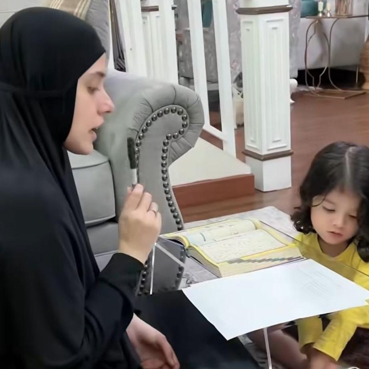 <p>Tak hanya itu, si bungsu, King Zhafi, juga diajak untuk menghafal Al-Qur&rsquo;an.&nbsp;Meski kini baru berusia empat tahun, ia terlihat begitu fokus belajar dan dituntun langsung oleh sang Bunda.&nbsp;(Foto: Instagram @fairuzarafiq)</p>