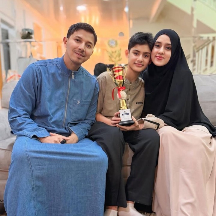 <p>Sementara itu, putra sulungnya, King Faaz, juga tak kalah rajin dalam menghafal ayat suci Al-Qur&rsquo;an di bulan Ramadhan. Baru-baru ini, ia berhasil meraih juara satu dalam lomba tahfidz Al-Qur&rsquo;an. Bocah berusia 13 tahun ini mempersembahkan penghargaannya itu di momen ulang tahun sang Bunda. "Hari ini di acara doa bersama ulang tahun mommy, abang Faaz yang sudah izin keluar rumah dari siang, tiba2 pulang kerumah dan bawain kado paling romantis buat mommy nya. Dia bawain mommy nya piala juara 1 lomba tahfidz Qur&rsquo;an. Masya Allah Tabarakallah," tulis Fairuz lewat Instagram-nya. (Foto: Instagram @fairuzarafiq)</p>