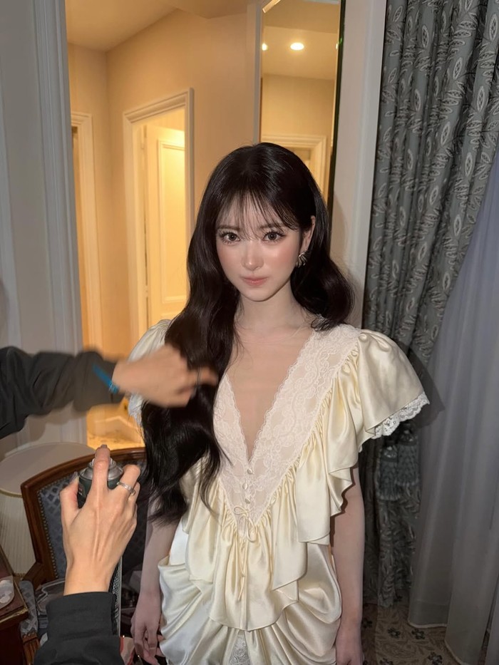 Namun, para penggemar MEOVV alias PAWMPAWM setuju bahwa paras rupa idol K-Pop dengan MBTI ISTP saat menghadiri peragaan busana Chlo&eacute; oleh sang creative director bernama Chemena Kamali sangat cantik. / Foto: instagram.com/meovv