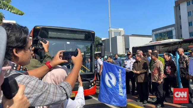 Bus Transjabodetabek SH2 Blok M-Bandara Soekarno Hatta resmi beroperasi dengan jarak tempuh 2 jam. Rute ini lewat 23 pemberhentian.