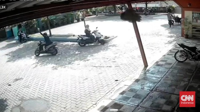 Aksi pencurian motor di SDIT Al Istiqomah, Tangerang, berujung pada ancaman pistol. Pelaku berhasil kabur setelah menembakkan senjata ke udara.
