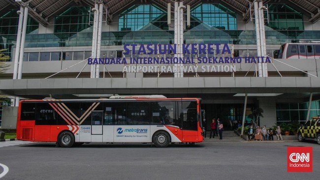 Pemerintah Provinsi (Pemprov) DKI Jakarta resmi meluncurkan rute baru Transjabodetabek SH2 tujuan Blok M-Bandara Soekarno Hatta (Soetta). (CNN Indonesia/Abdussaleem Muhammad)