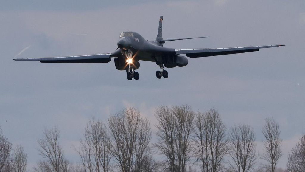 FOTO: Pesawat Pengembom AS di Pangkalan Inggris, Siaga Serang Iran