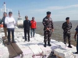 Lanal Dumai Tangkap Kapal Angkut 200 Ton Arang Bakau Ilegal di Meranti