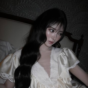 Anna MEOVV Pukau Fans dengan Visual Menawan Bak Bidadari di Chloe Winter 2026 Show