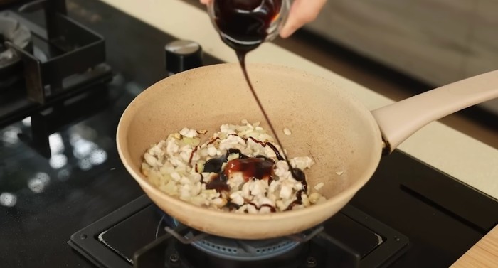 Resep martabak telur ayam kecap ala Chef Devina Hermawan untuk camilan habis Tarawih