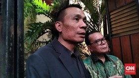 Minta Maaf ke Jokowi, Rismon Beri Ulos dan Arsik