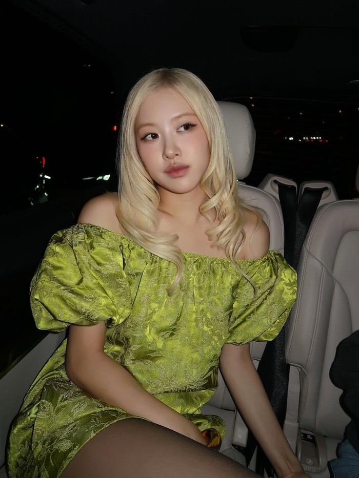 Untuk makeup look, Ros&eacute; memperlihatkan gaya yang flawless dengan nuansa pinkish di area bibir dan pipi, serta wing eyeliner andalannya./ Foto: instagram.com/roses_are_rosie