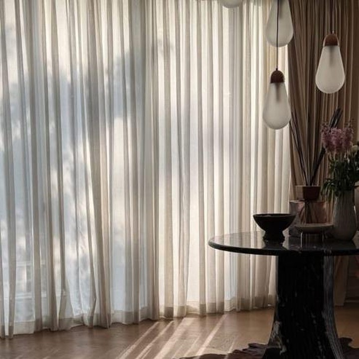 <p>Penyanyi Raisa menjadi salah satu <em>public figure</em> Tanah Air yang memiliki hunian <em>aesthetic</em>, Bunda. Raisa menempati rumah yang didesain dengan gaya klasik modern dengan banyak ornamen minimalis dan <em>vintage</em>. (Foto: Instagram @raisa6690)</p>