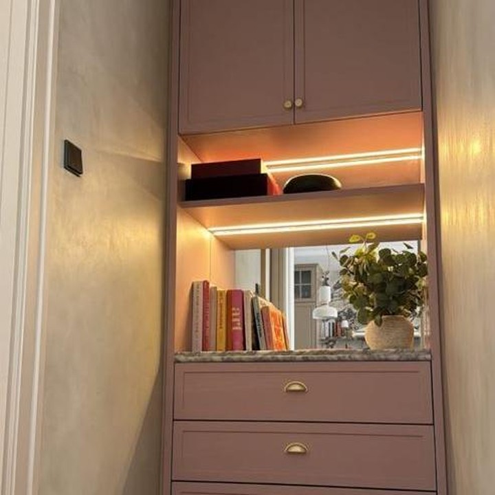 <p>Raisa juga menunjukkan sudut rumah di mana ia membangun lemari minimalis berwarna peach. Lemari ini dibuat menempel dengan dinding untuk memberikan kesan klasik. Raisa memanfaatkan lemari ini untuk menyimpan barang-barang pribadi, termasuk koleksi buku bacaannya. (Foto: Instagram @raisa6690)</p>
