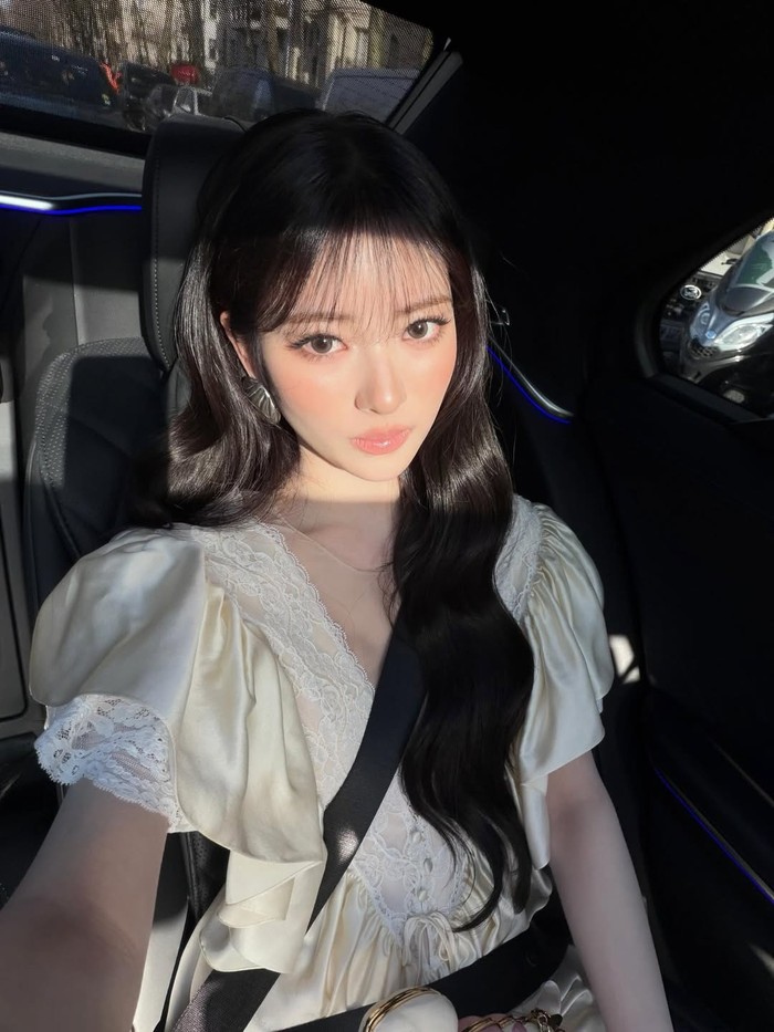 Salah satu member yang turut datang ke salah satu pekan mode bergengsi di dunia tersebut ialah Anna, artis Korea yang berasal dari Jepang. Ya, ia diundang untuk menghadiri Chlo&eacute; Winter 2026 Show. / Foto: instagram.com/meovv