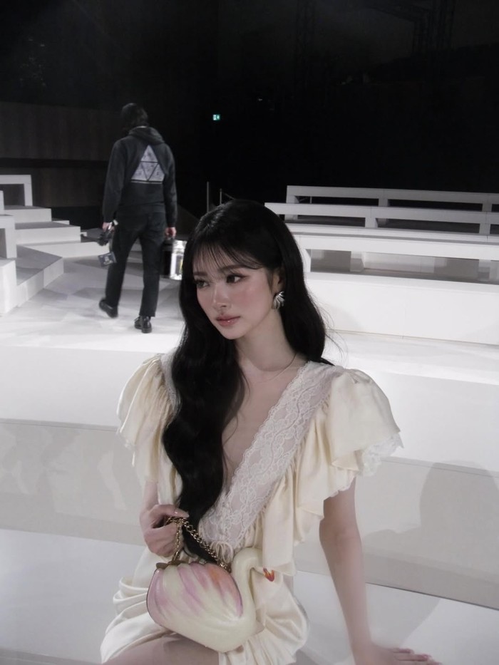 Sejak awal diperkenalkan sebagai anggota MEOVV sekitar dua tahun lalu, idol K-Pop yang lahir dengan nama Tanaka Anna pada 17 November 2025 satu ini memang sudah dikenal dengan visual menawan bak bidadari. / Foto: instagram.com/meovv