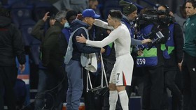 Pedro Neto Minta Maaf Dorong Ball Boy: Beri Jersey dan Tertawa Bersama