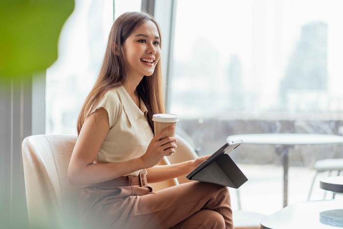 Tapi tanda kamu sedang menuju kesuksesan adalah kamu tidak lagi terjebak dalam imposter syndrome. Rasa percaya diri mulai tumbuh dan kamu meyakini bahwa kesuksesan yang kamu raih adalah hasil dari doa, kerja keras, serta usaha yang kamu persembahkan.