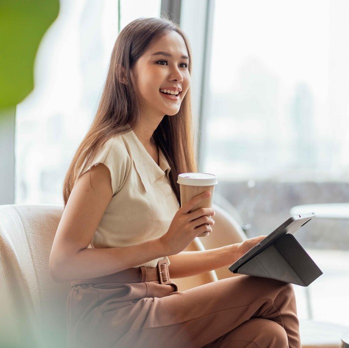 Tapi tanda kamu sedang menuju kesuksesan adalah kamu tidak lagi terjebak dalam imposter syndrome. Rasa percaya diri mulai tumbuh dan kamu meyakini bahwa kesuksesan yang kamu raih adalah hasil dari doa, kerja keras, serta usaha yang kamu persembahkan.