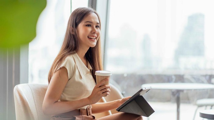 Tapi tanda kamu sedang menuju kesuksesan adalah kamu tidak lagi terjebak dalam imposter syndrome. Rasa percaya diri mulai tumbuh dan kamu meyakini bahwa kesuksesan yang kamu raih adalah hasil dari doa, kerja keras, serta usaha yang kamu persembahkan.