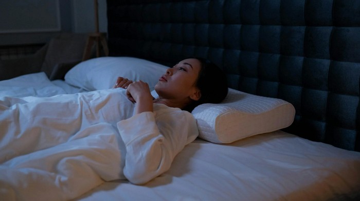 4 Kebiasaan yang Bisa Bikin Kamu Susah Tidur Malam, Jadi Gagal Ngantuk!