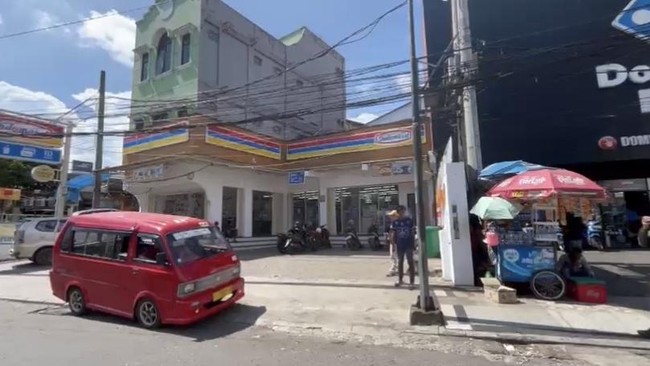 Sejumlah tukang parkir dan warga di wilayah Kota Sukabumi menjadi korban pembacokan brutal oleh sekelompok pria bermotor.