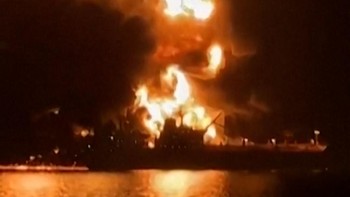 Detik-detik Tanker Minyak Dilalap Api usai Diserang di Perairan Irak