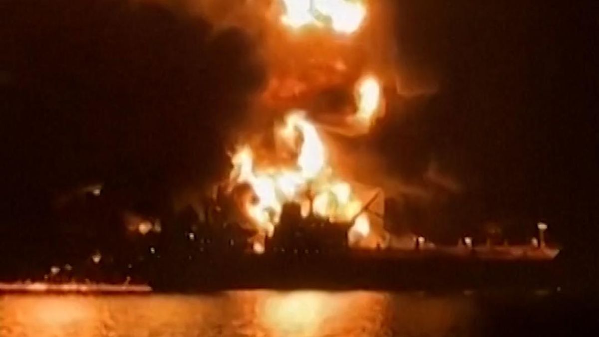 Detik-detik Tanker Minyak Dilalap Api usai Diserang di Perairan Irak