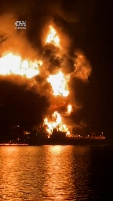 Detik-detik Tanker Minyak Dilalap Api usai Diserang di Perairan Irak