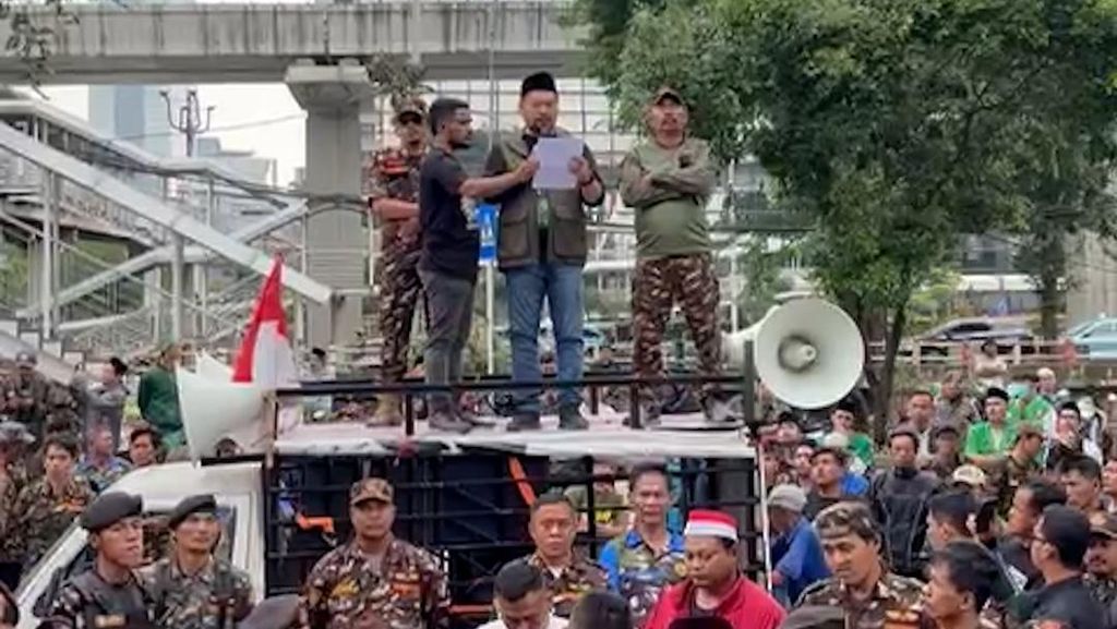 Momen Anggota Banser Geruduk Gedung KPK Saat Yaqut Diperiksa