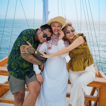 7 Potret Virgoun Ajak Istri Baru & Starla Liburan Bareng, Ibu-Anak Sambung bak Bestie