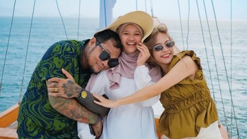 7 Potret Virgoun Ajak Istri Baru dan Starla Liburan Bareng, Ibu-Anak Sambung bak Bestie