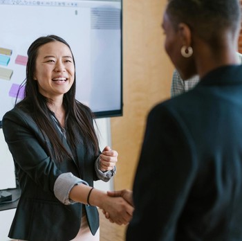 4 Ciri Kepribadian Orang yang Berdiri saat Menyapa Orang Lain 