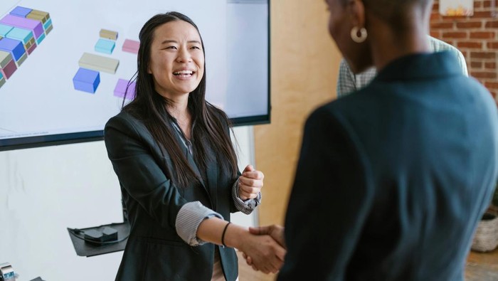 4 Ciri Kepribadian Orang yang Berdiri saat Menyapa Orang Lain 