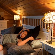 4 Ciri Kepribadian Orang yang Tidur dengan Lampu Menyala