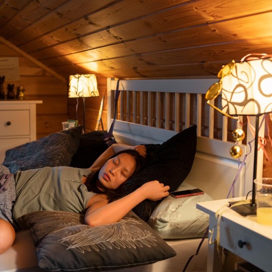 4 Ciri Kepribadian Orang yang Tidur dengan Lampu Menyala